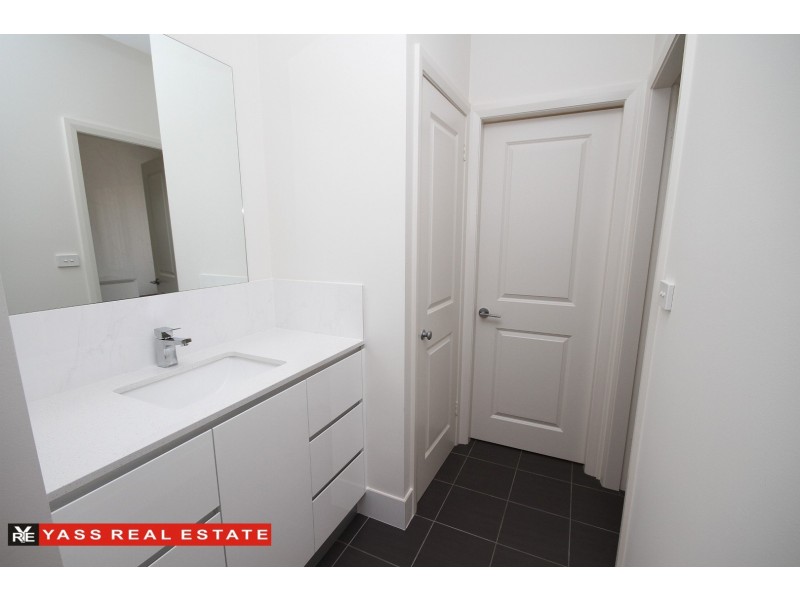 8 Burgess Place, Yass NSW 2582
