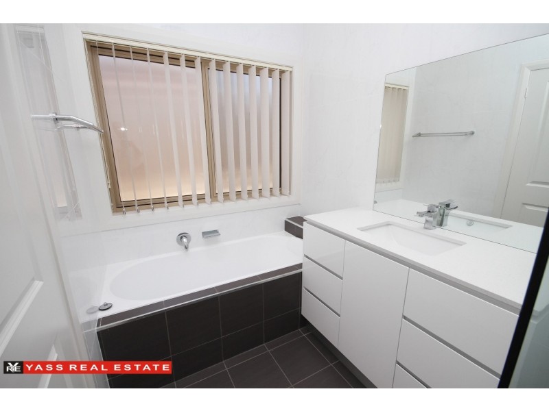 8 Burgess Place, Yass NSW 2582