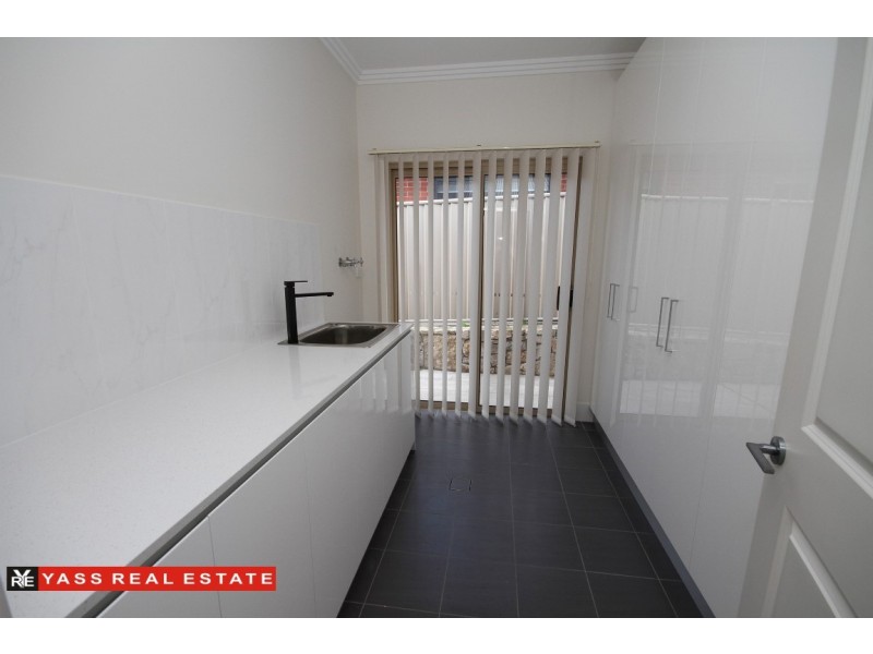 8 Burgess Place, Yass NSW 2582