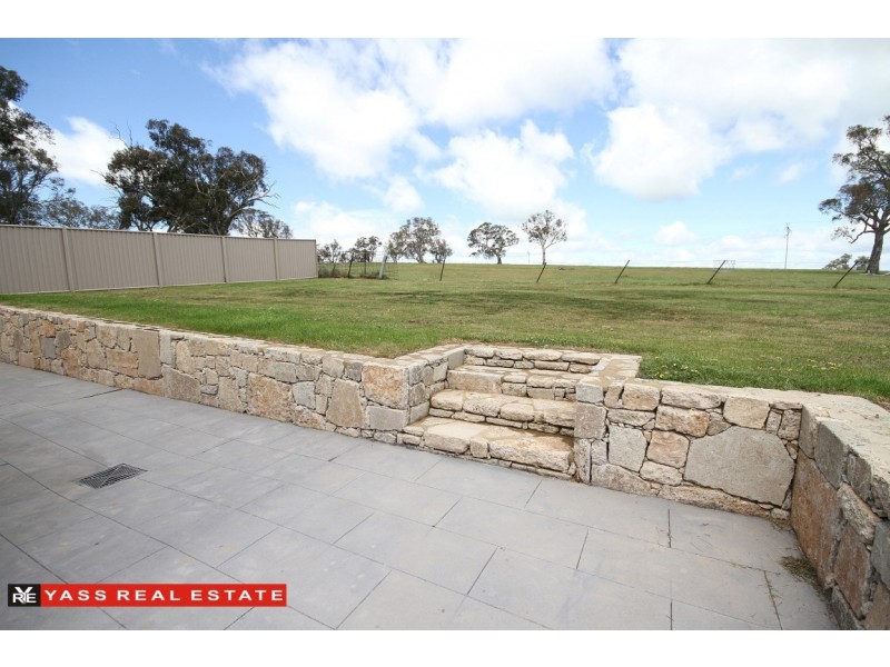 8 Burgess Place, Yass NSW 2582