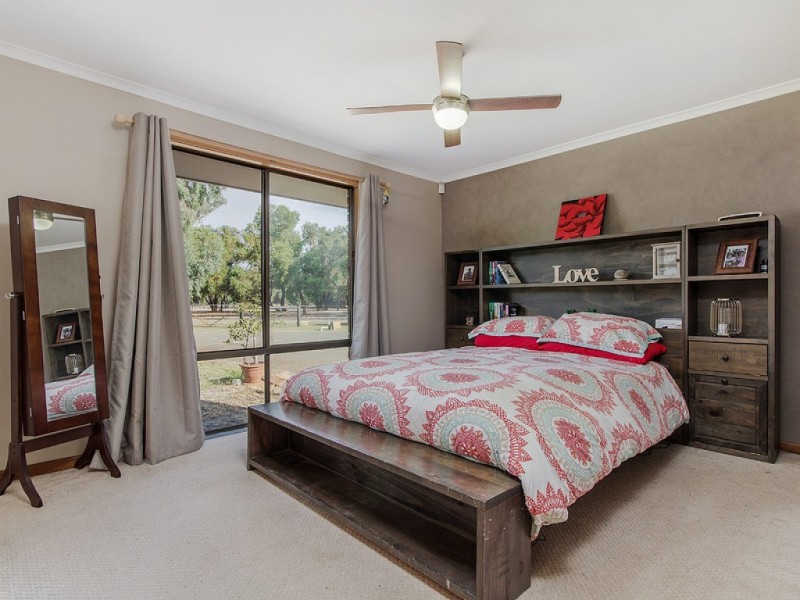 33 Greenwood Way, Barragup WA 6209