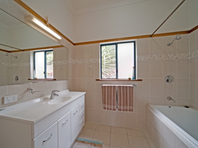 32 Parkland Drive, Cannonvale QLD 4802