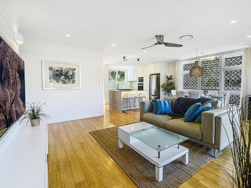 39 Kalimna Drive, Broadbeach Waters QLD 4218