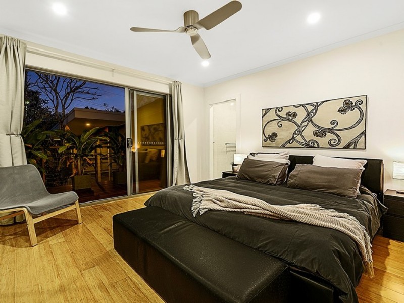 39 Kalimna Drive, Broadbeach Waters QLD 4218