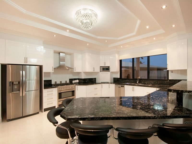 7 Wau Avenue, Runaway Bay QLD 4216