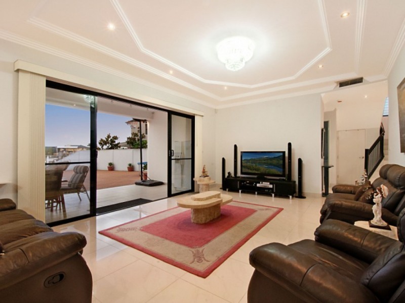 7 Wau Avenue, Runaway Bay QLD 4216