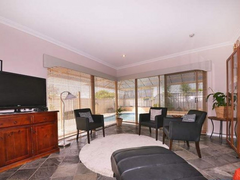 9 Antrim Court, Woodvale WA 6026