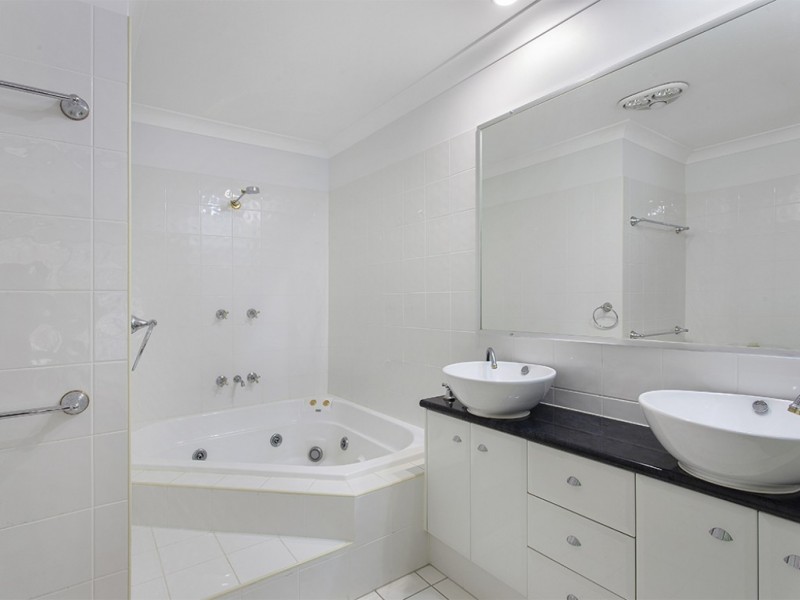 2/2 Ridgeline Way, Highland Park QLD 4211