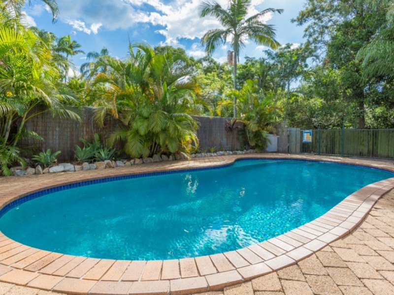 17 Rowsley Street, Greenslopes QLD 4120