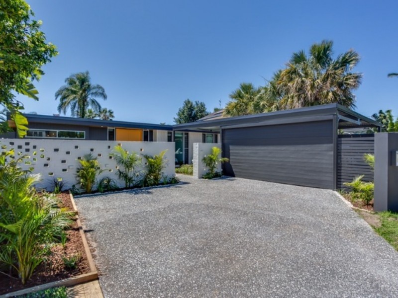 20 Ilkinia Avenue, Broadbeach Waters QLD 4218