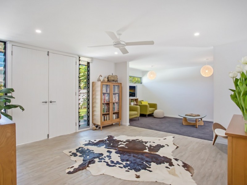 20 Ilkinia Avenue, Broadbeach Waters QLD 4218