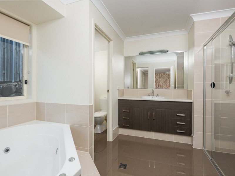 27 Charles Glen Street, Daisy Hill QLD 4127