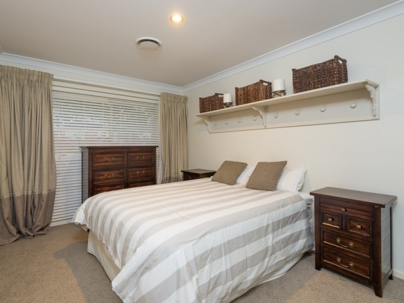 27 Charles Glen Street, Daisy Hill QLD 4127