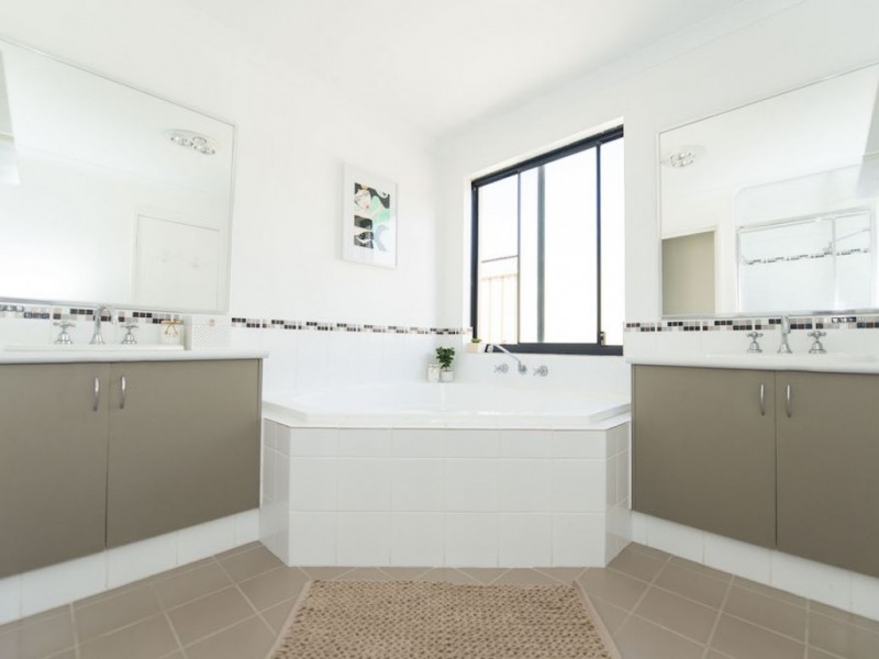 40 Albina Chase, Lakelands WA 6180