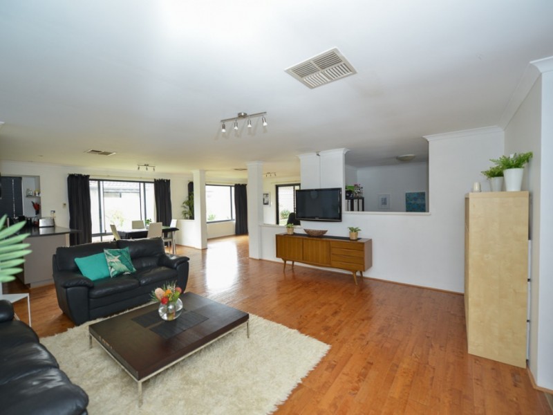 40 Albina Chase, Lakelands WA 6180