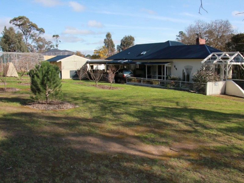 6 Camp Hill Road, Beaufort VIC 3373