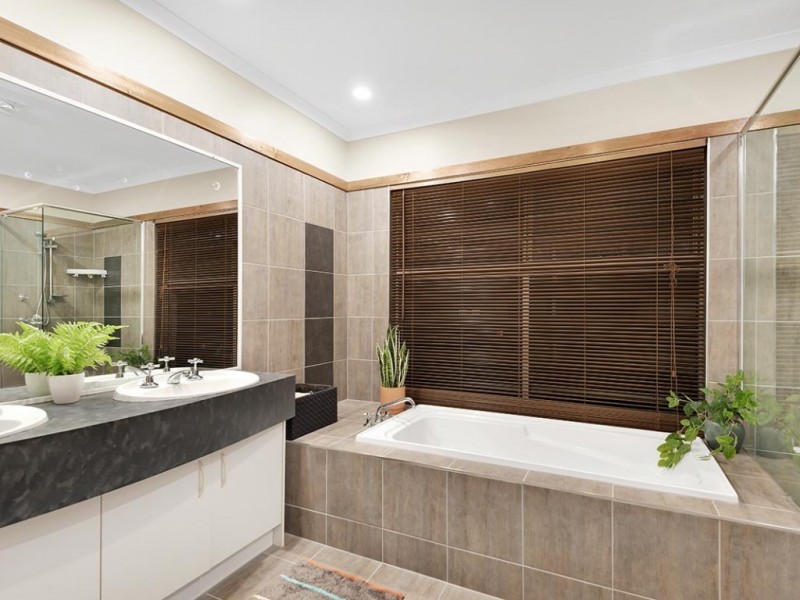 4 Bernard Court, Arundel QLD 4214