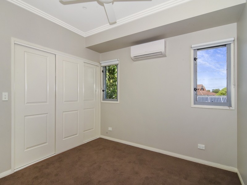 19 Lenneberg Street, Southport QLD 4215