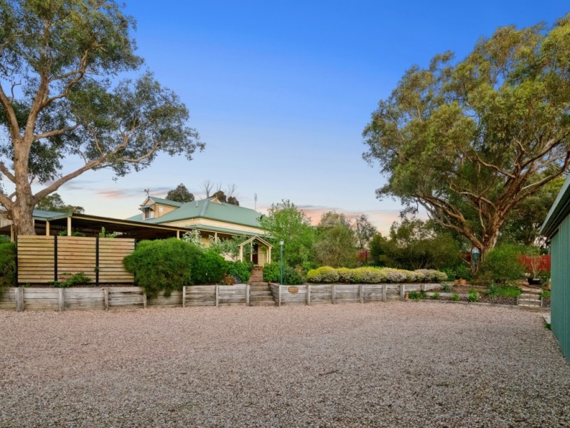 17 Pioneer Drive, Maiden Gully VIC 3551