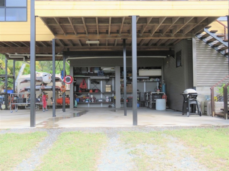 6 Roseric Crescent, Hideaway Bay QLD 4800