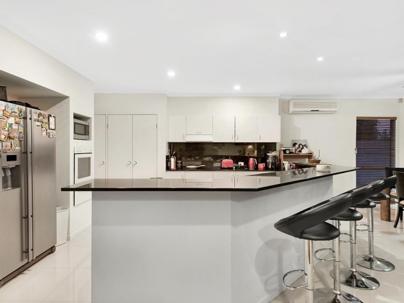 4 Bernard Court, Arundel QLD 4214