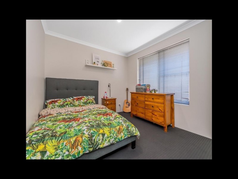 8 Tooma Close, Lakelands WA 6180