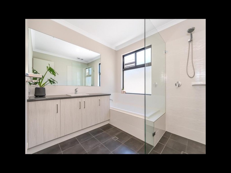 8 Tooma Close, Lakelands WA 6180