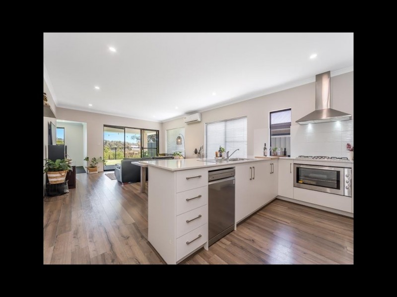 8 Tooma Close, Lakelands WA 6180