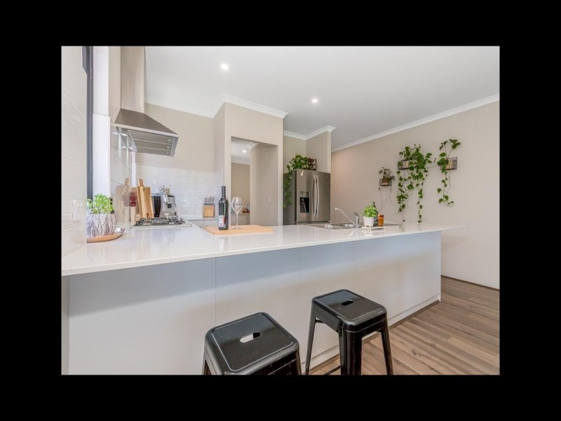 8 Tooma Close, Lakelands WA 6180