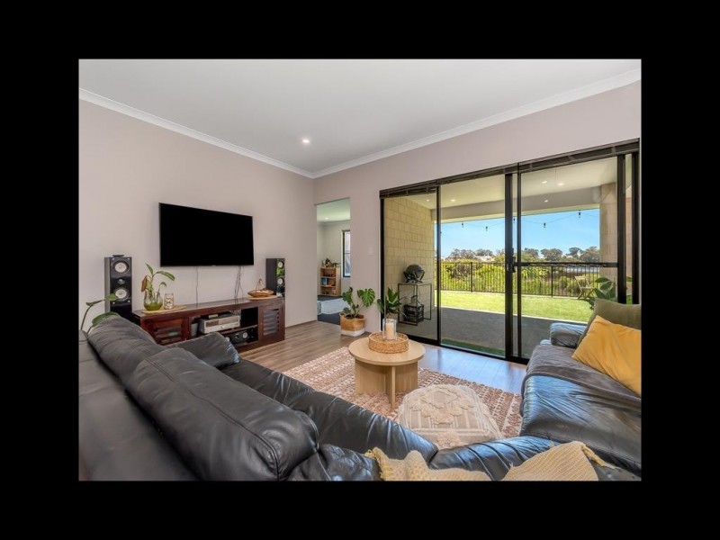 8 Tooma Close, Lakelands WA 6180