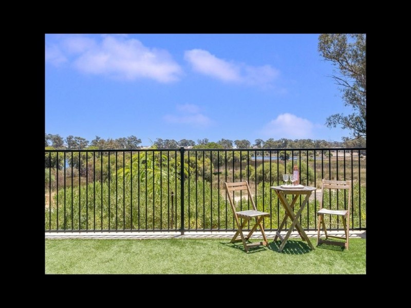 8 Tooma Close, Lakelands WA 6180