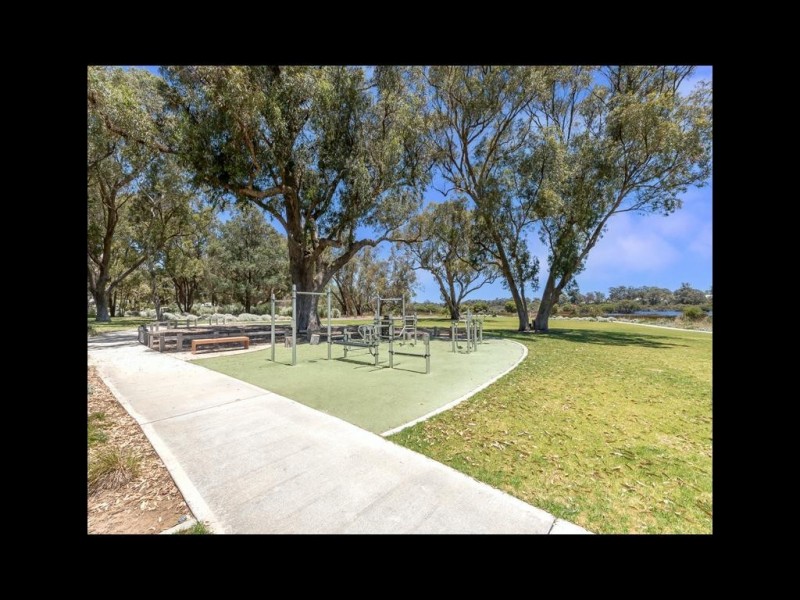8 Tooma Close, Lakelands WA 6180