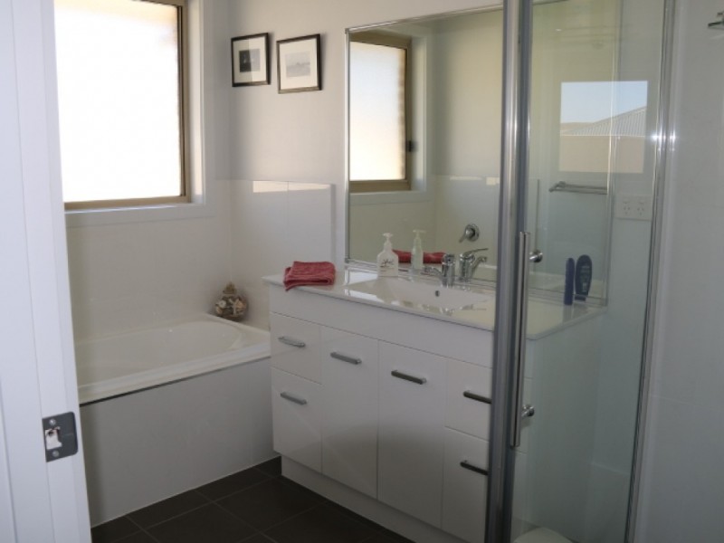 4 Poole Pl, Cooma NSW 2630