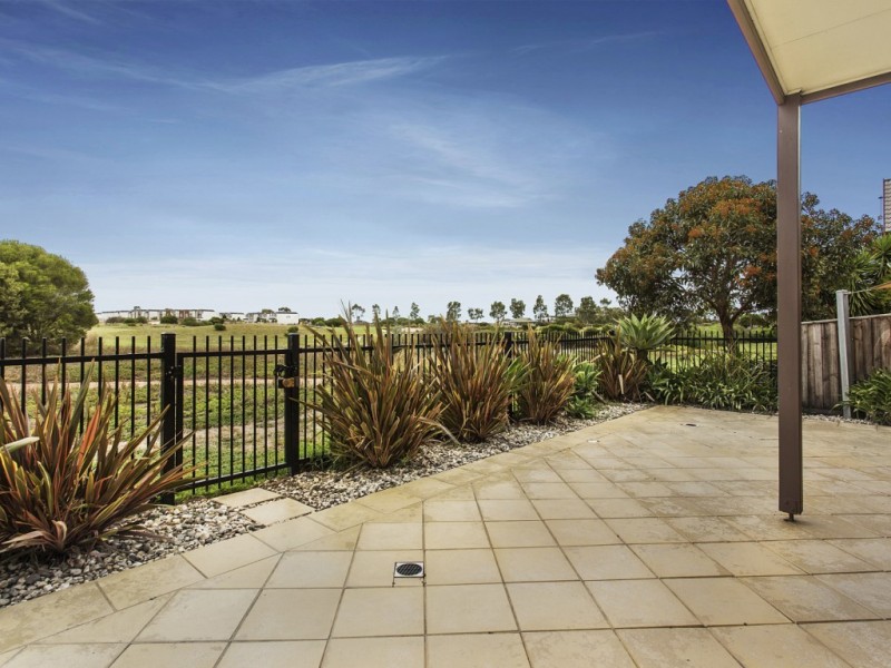 9/1 Greg Norman Drive, Sanctuary Lakes VIC 3030