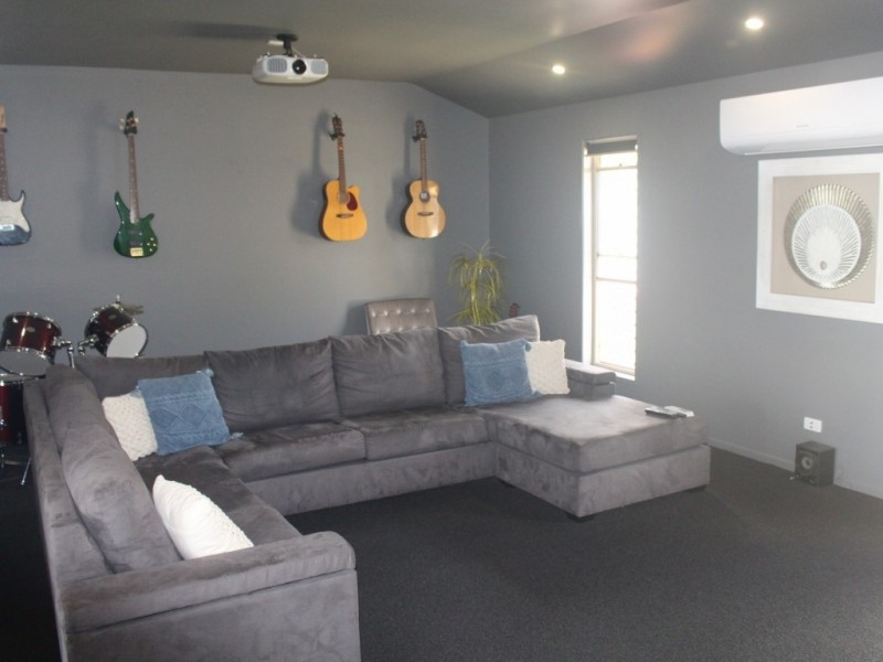 5 Polly Crescent, Richmond QLD 4740