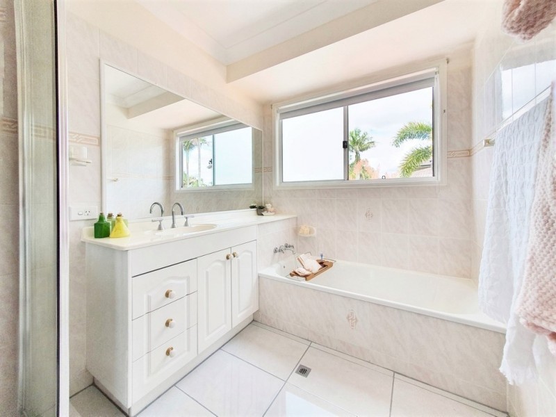 2 Cascade Close, Riverhills QLD 4074