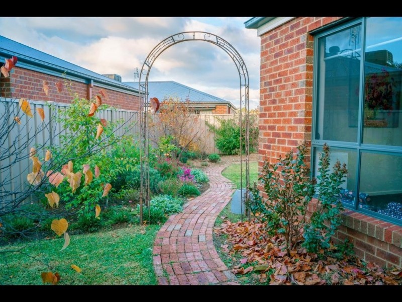 3 Blue Wren Boulevard, Kangaroo Flat VIC 3555