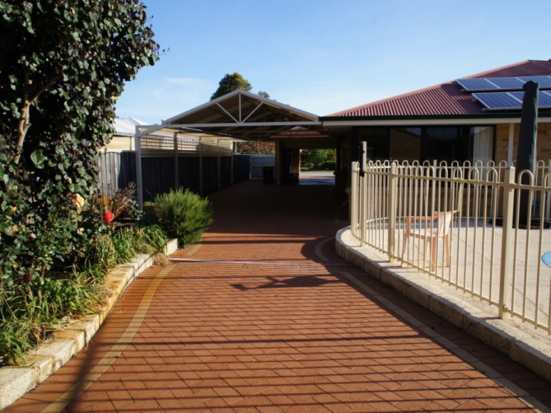 4 Country Road, Pinjarra WA 6208