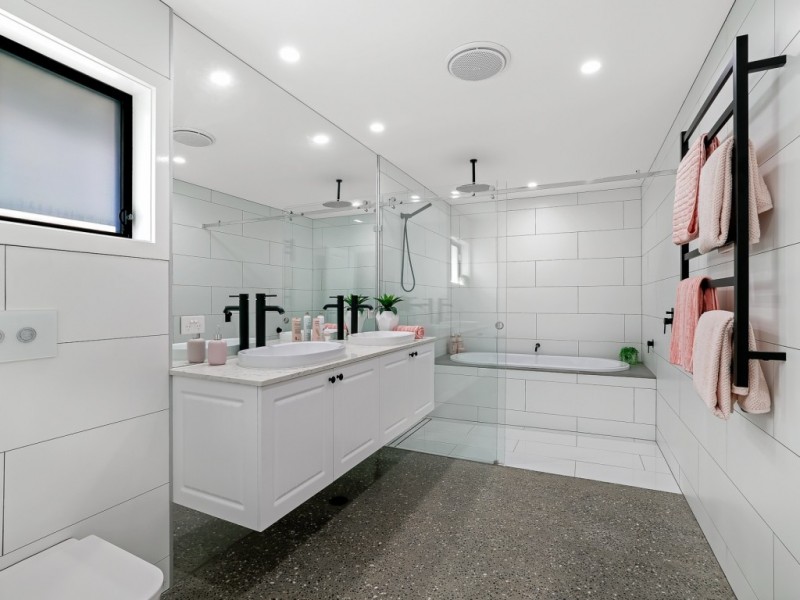 176 Heeb St, Benowa QLD 4217