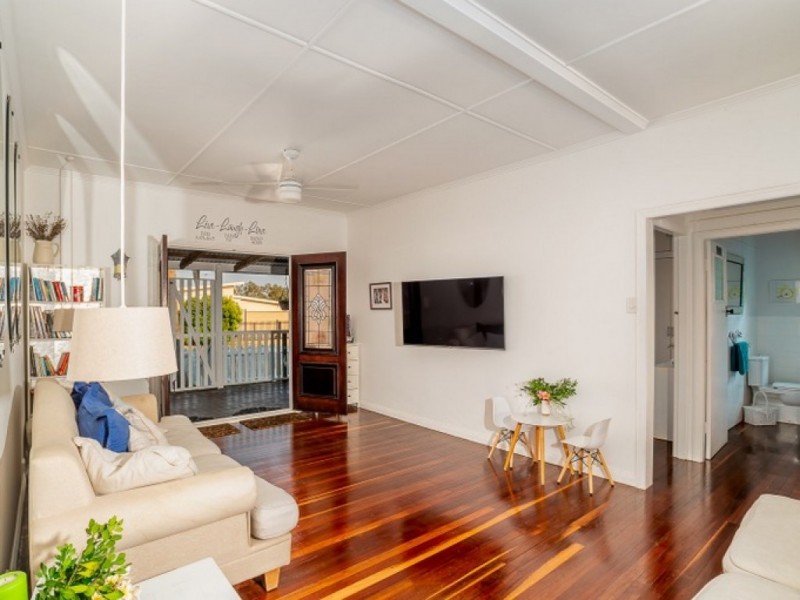 9 Long St, Point Vernon QLD 4655