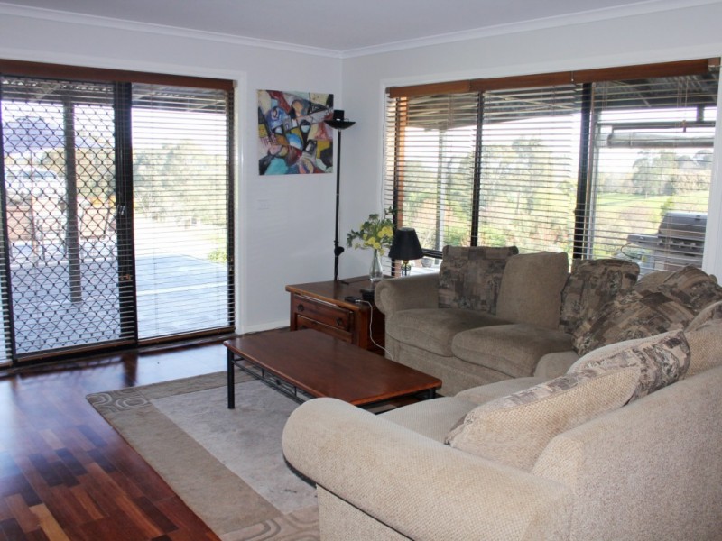 4 Davey Drive, Drouin VIC 3818