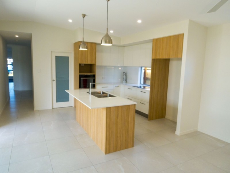 5 Stone Crescent, Caloundra West QLD 4551