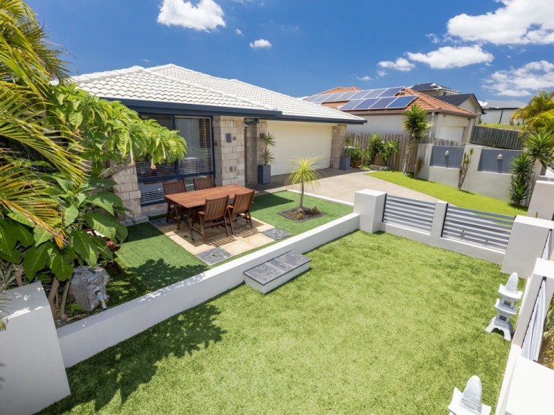 7 Irvine Street, Pacific Pines QLD 4211