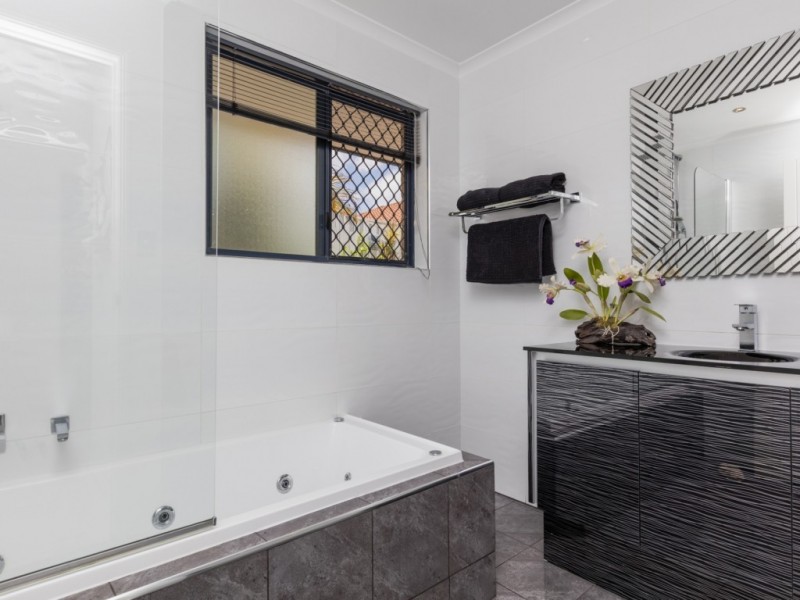 7 Irvine Street, Pacific Pines QLD 4211