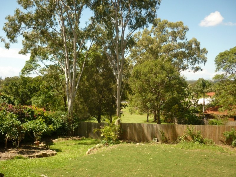 8 Jerrob Court, Carrara QLD 4211