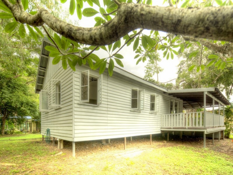 42 Falls Street, Machans Beach QLD 4878