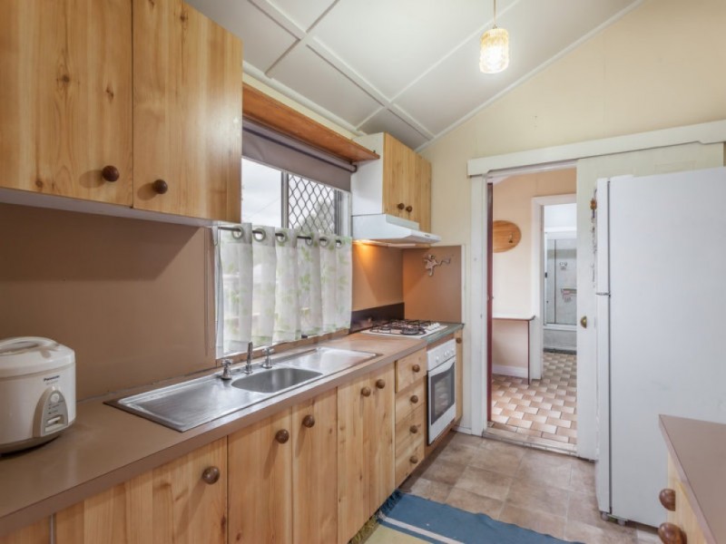 12 Lochel Street, Mount Lofty QLD 4350