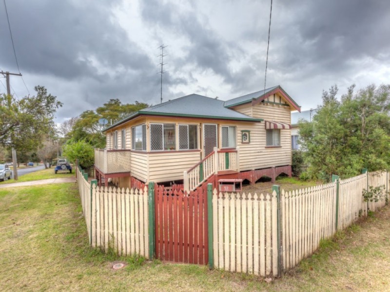 12 Lochel Street, Mount Lofty QLD 4350