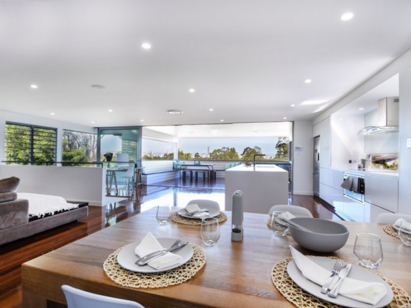 6 Carcoola Street, Benowa QLD 4217