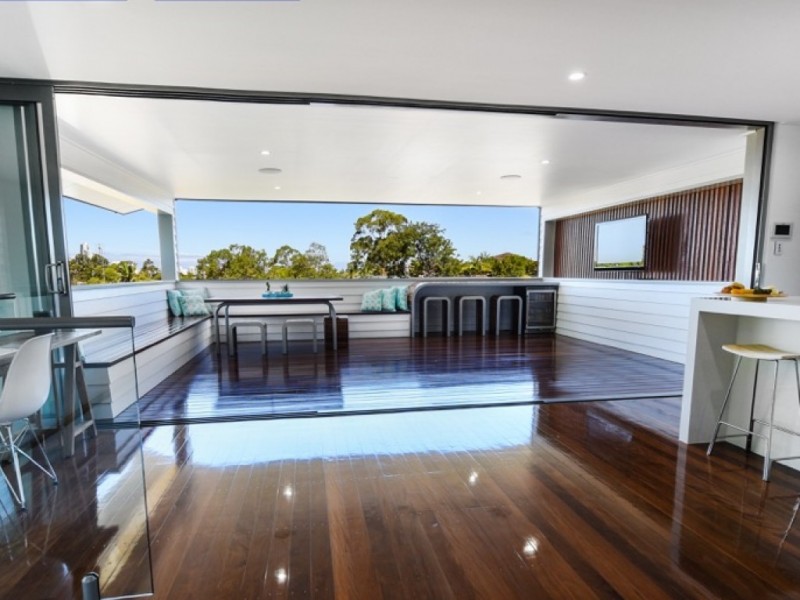 6 Carcoola Street, Benowa QLD 4217